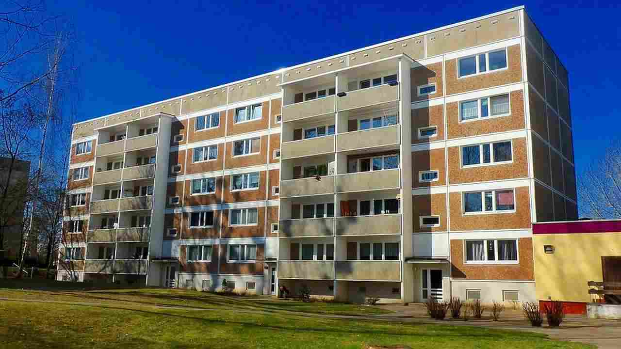 una palazzina con diversi piani di appartamenti in condominio