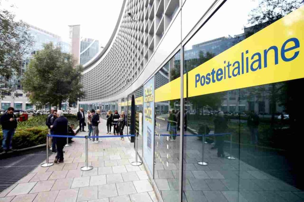 la vetrata di un ufficio postale di Poste Italiane