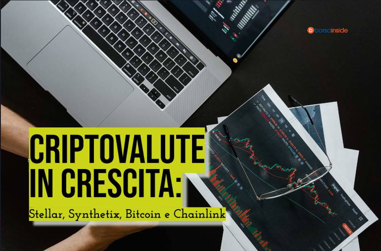 un laptop e alcuni grafici finanziari su una scrivania