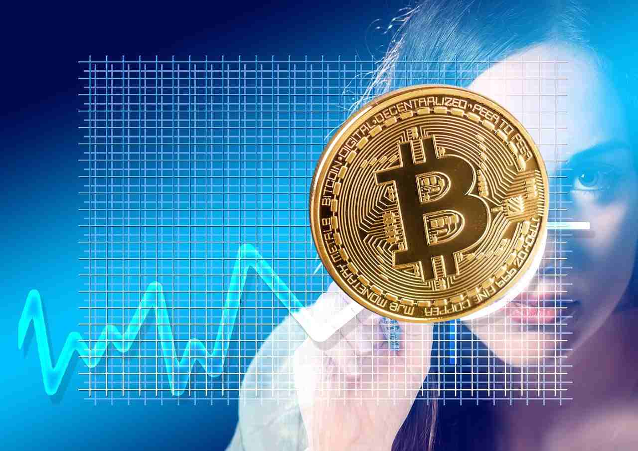 donna trader con grafico e simbolo BTC