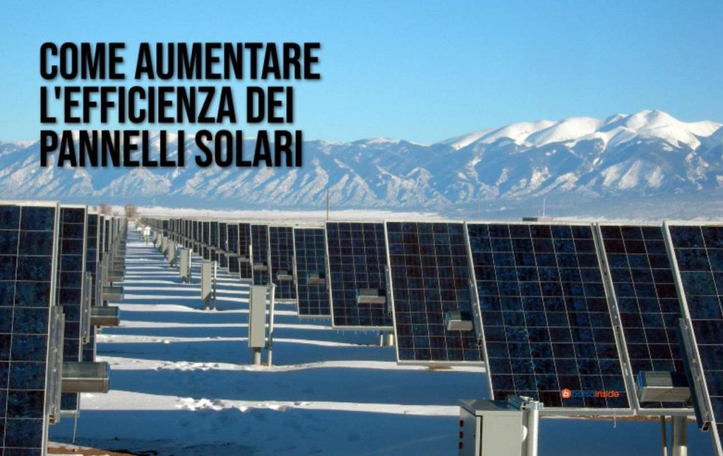 alcuni pannelli solari su un terreno imbiancato dalla neve